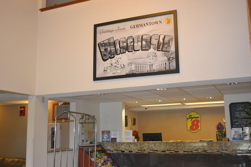 Super 8 By Wyndham Germantown/Milwaukee Hotel Buitenkant foto