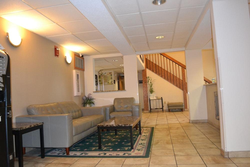 Super 8 By Wyndham Germantown/Milwaukee Hotel Buitenkant foto