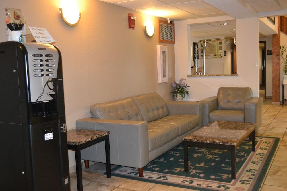 Super 8 By Wyndham Germantown/Milwaukee Hotel Buitenkant foto