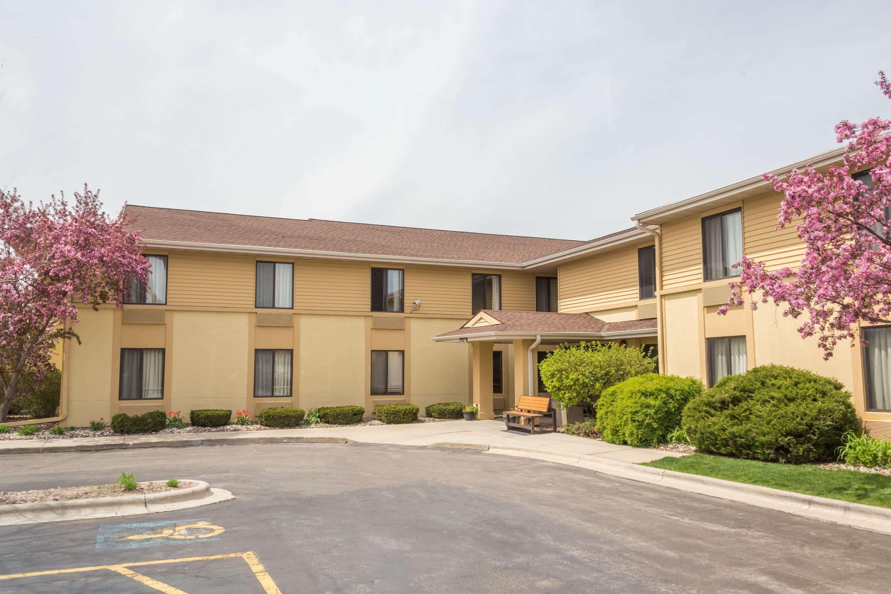 Super 8 By Wyndham Germantown/Milwaukee Hotel Buitenkant foto