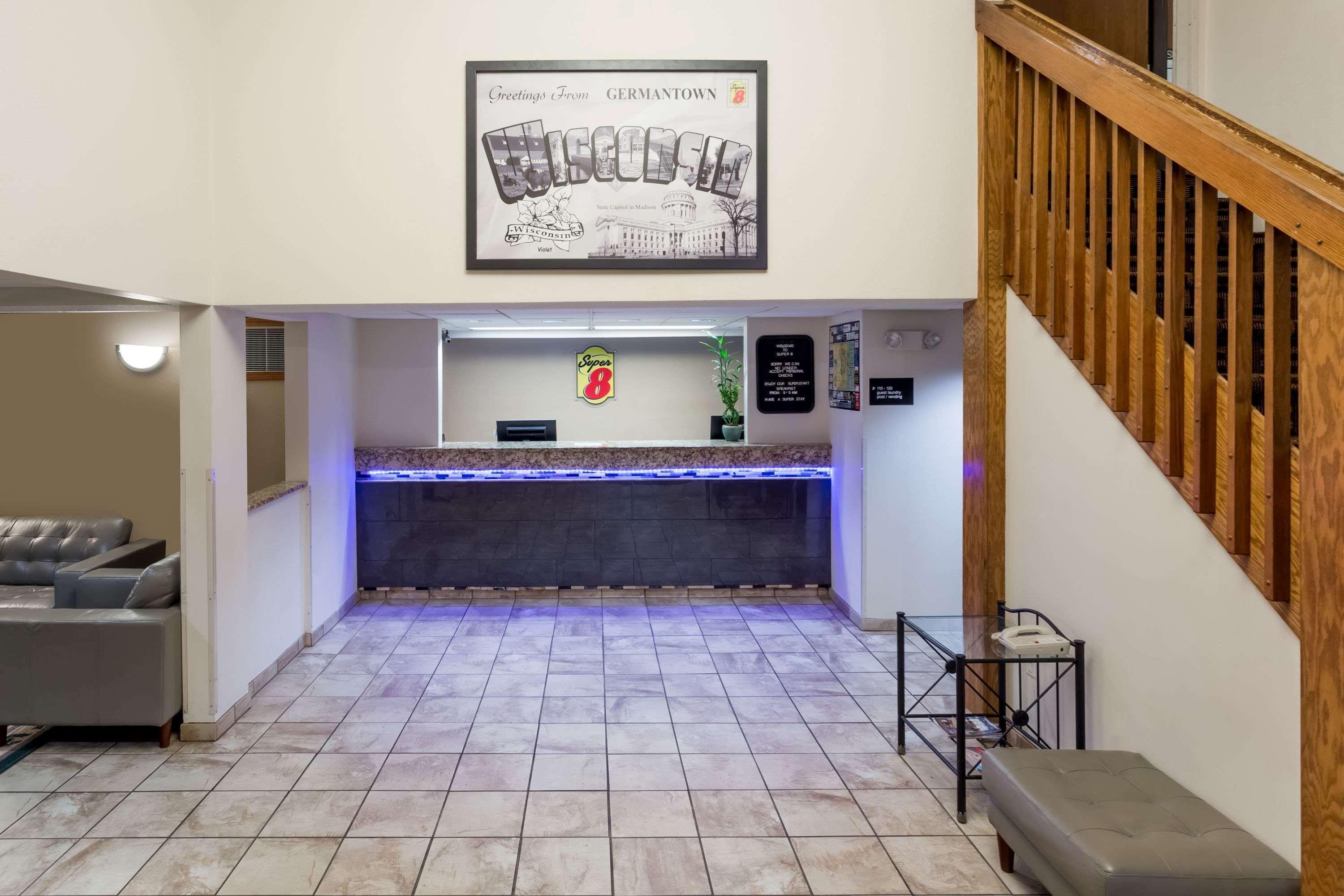 Super 8 By Wyndham Germantown/Milwaukee Hotel Buitenkant foto