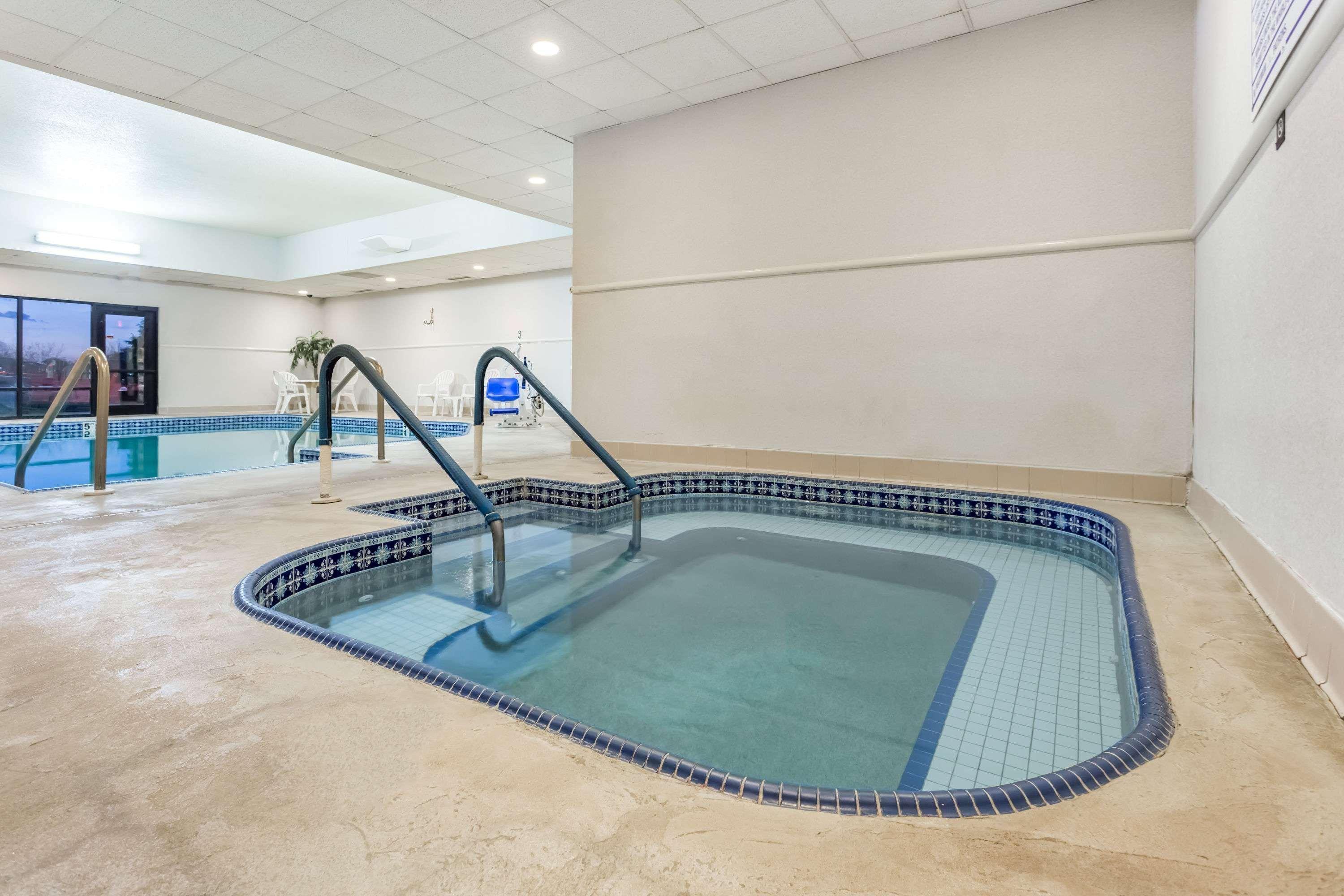 Super 8 By Wyndham Germantown/Milwaukee Hotel Buitenkant foto