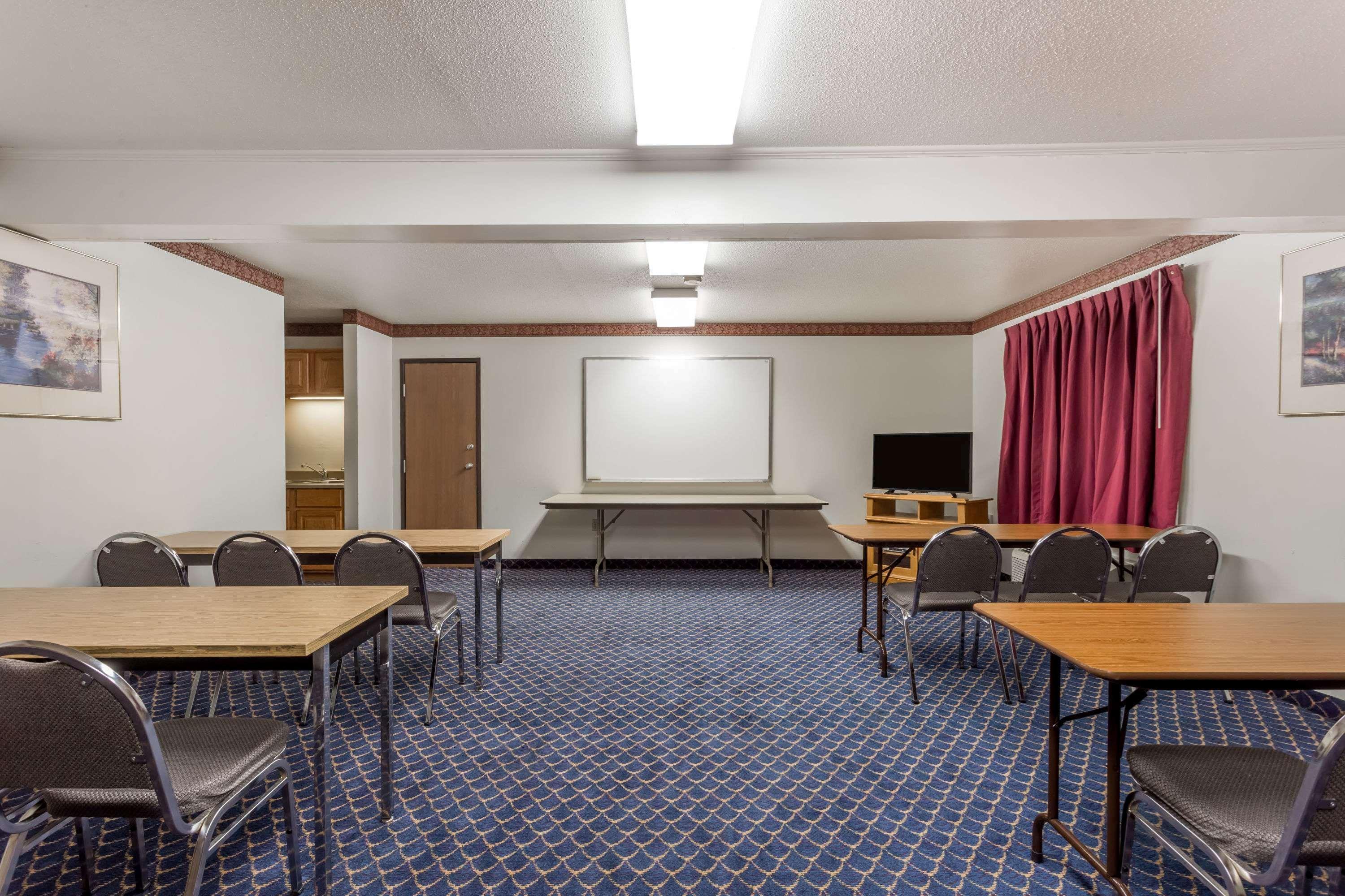 Super 8 By Wyndham Germantown/Milwaukee Hotel Buitenkant foto
