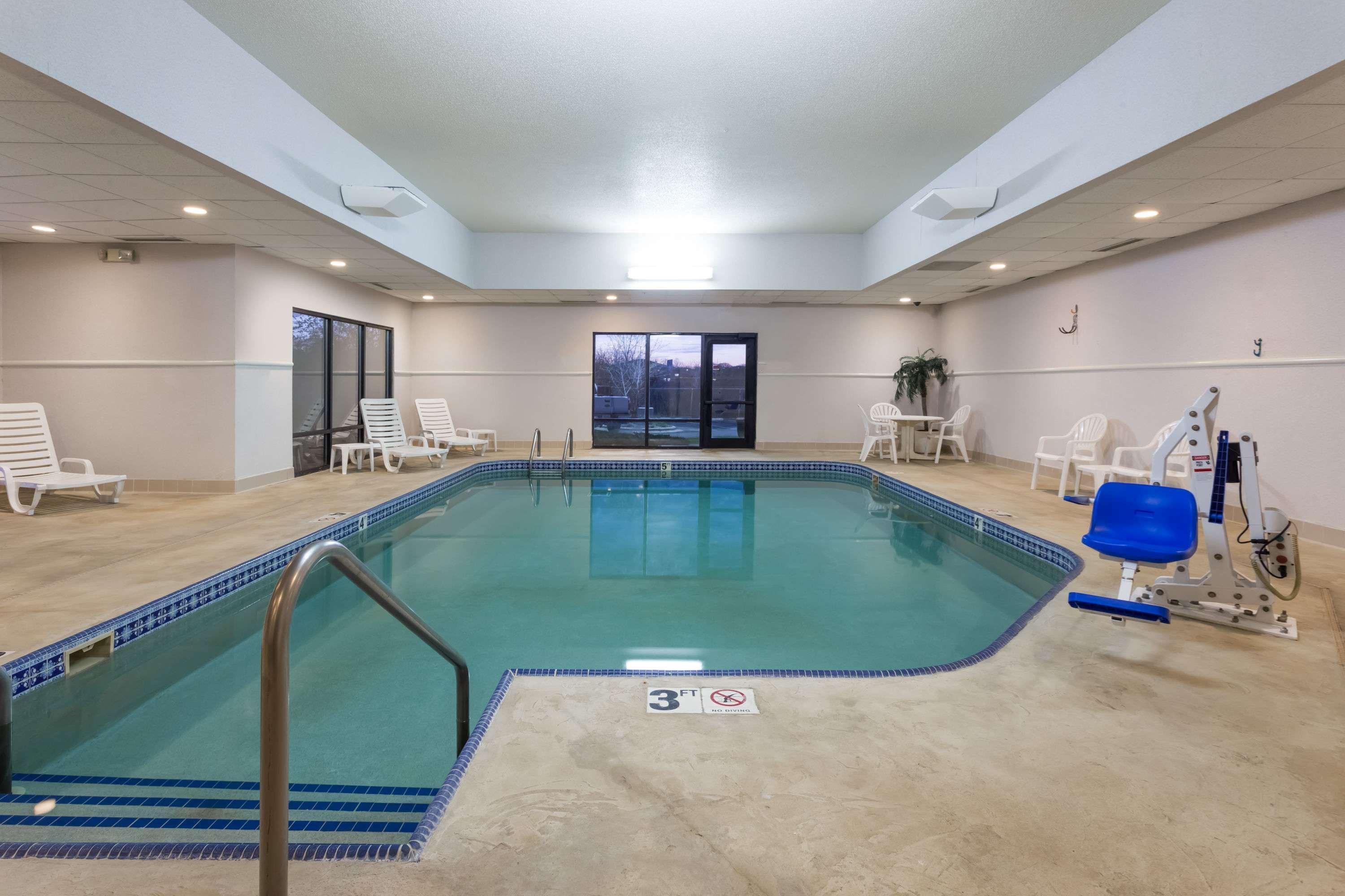 Super 8 By Wyndham Germantown/Milwaukee Hotel Buitenkant foto