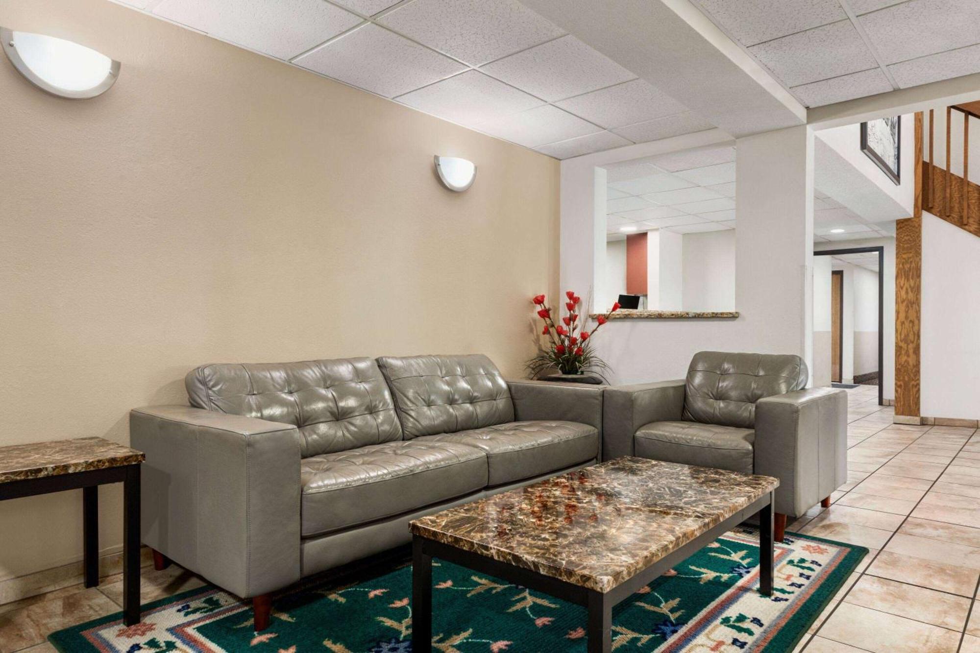 Super 8 By Wyndham Germantown/Milwaukee Hotel Buitenkant foto