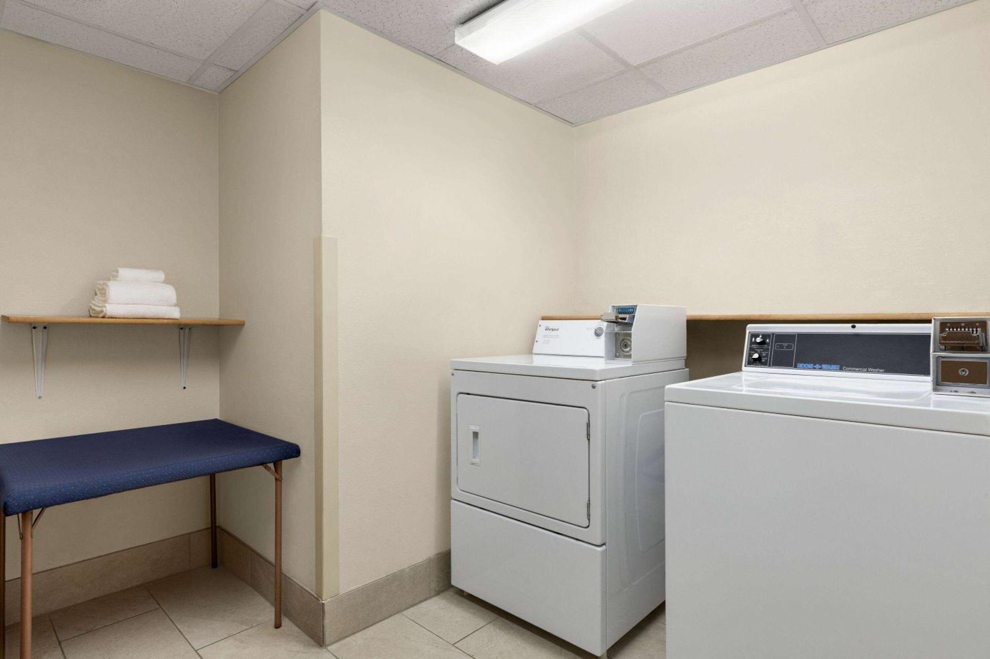 Super 8 By Wyndham Germantown/Milwaukee Hotel Buitenkant foto