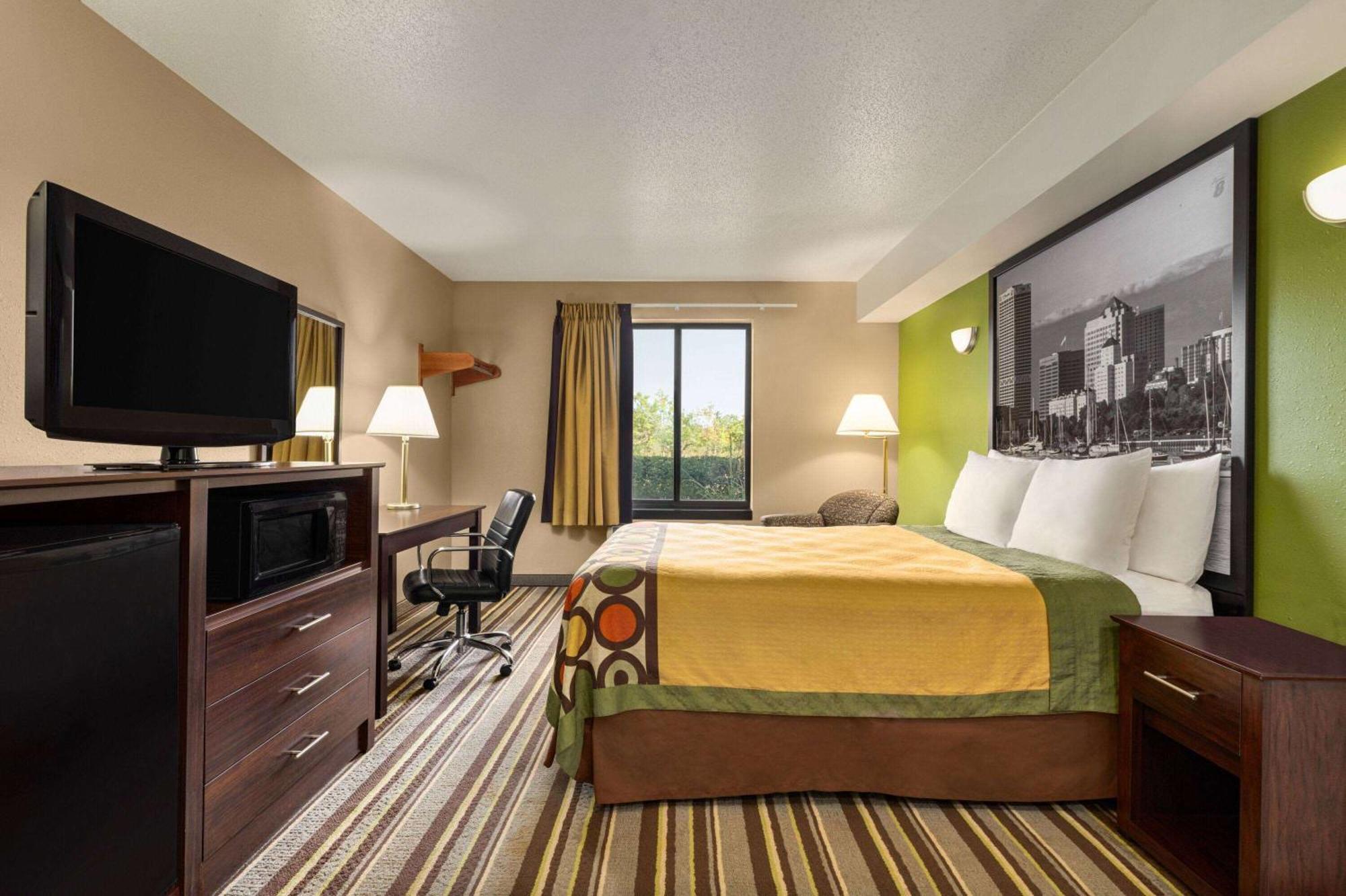 Super 8 By Wyndham Germantown/Milwaukee Hotel Buitenkant foto