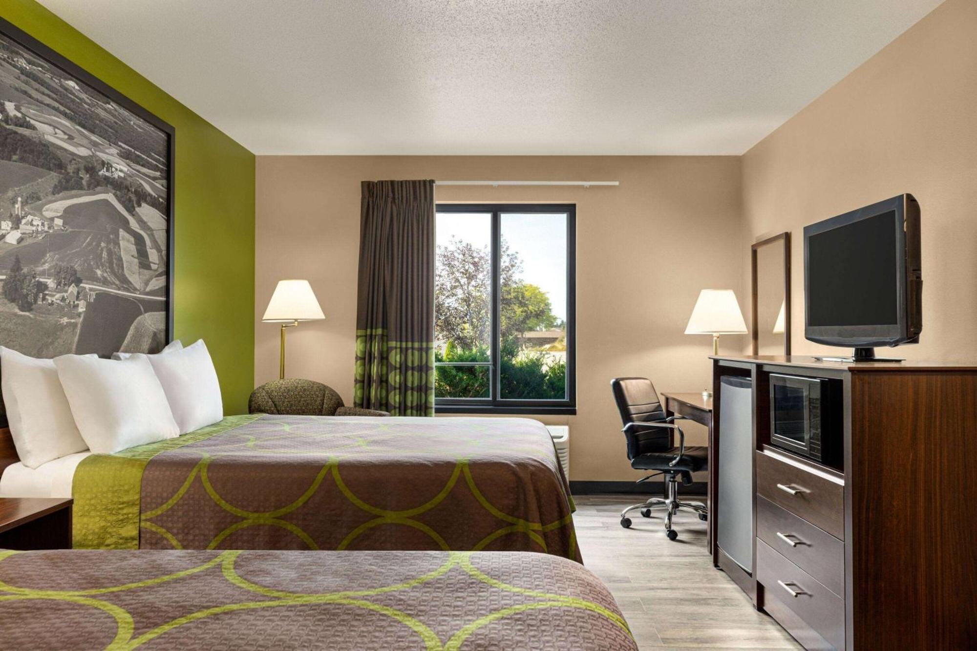 Super 8 By Wyndham Germantown/Milwaukee Hotel Buitenkant foto