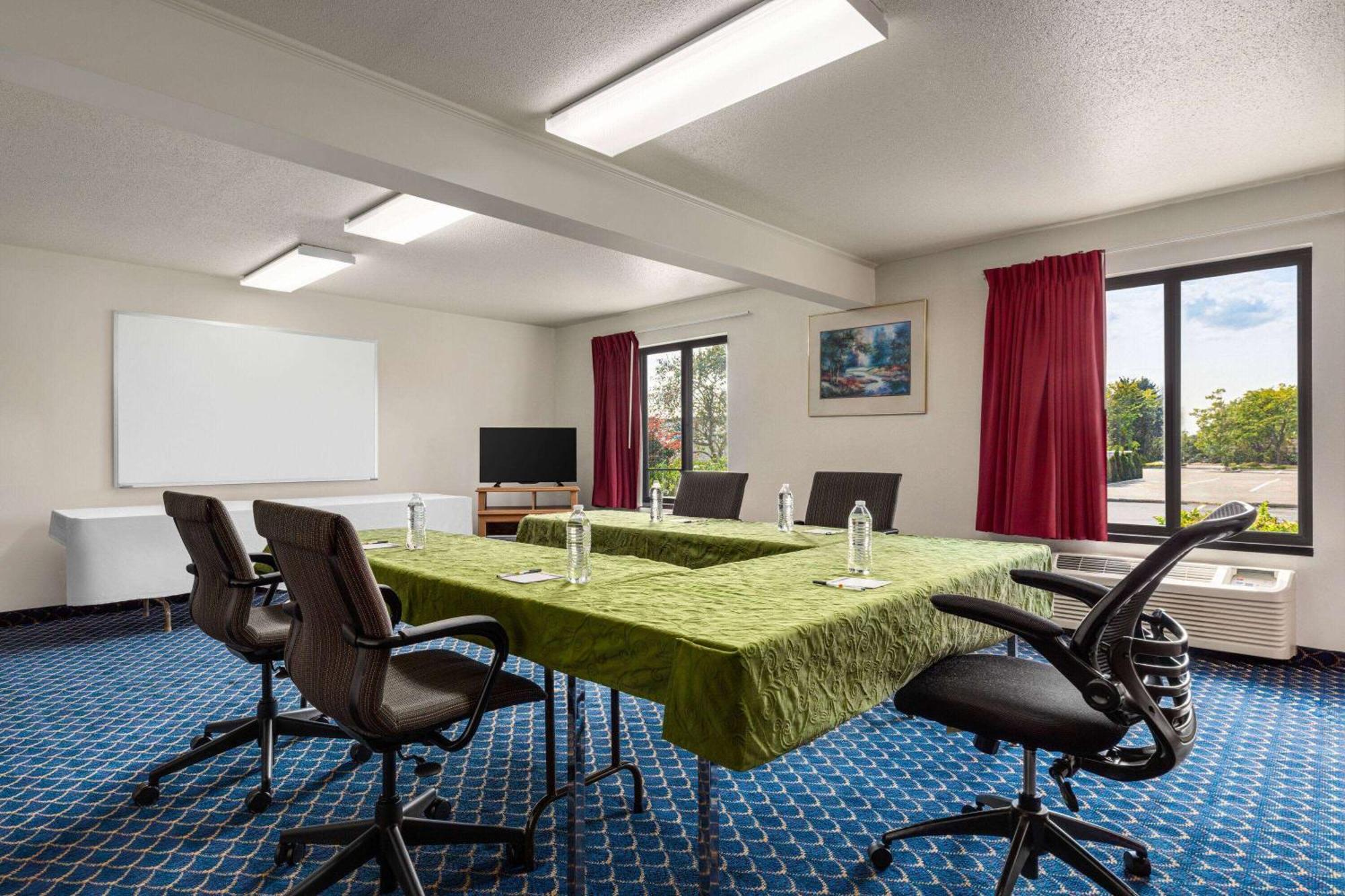 Super 8 By Wyndham Germantown/Milwaukee Hotel Buitenkant foto