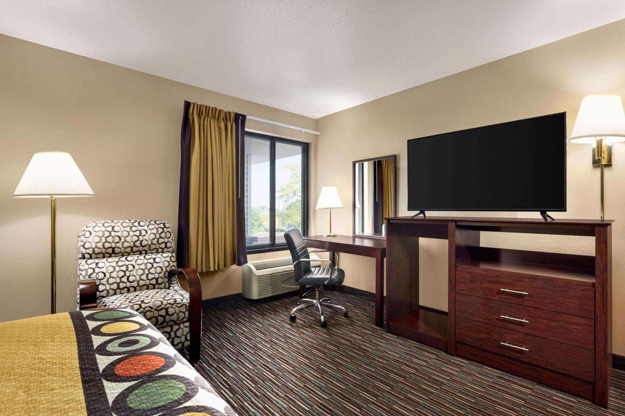 Super 8 By Wyndham Germantown/Milwaukee Hotel Buitenkant foto