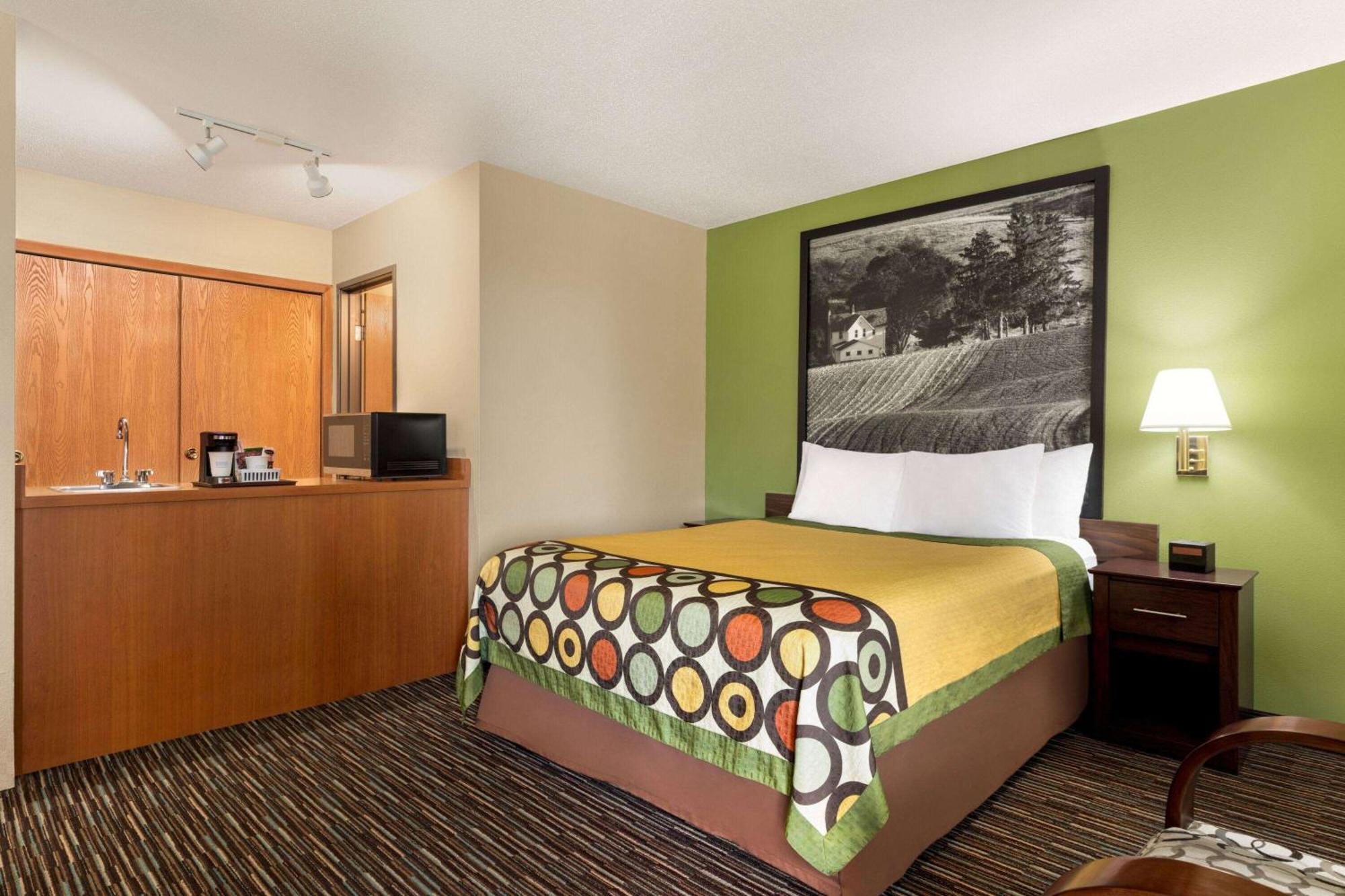 Super 8 By Wyndham Germantown/Milwaukee Hotel Buitenkant foto