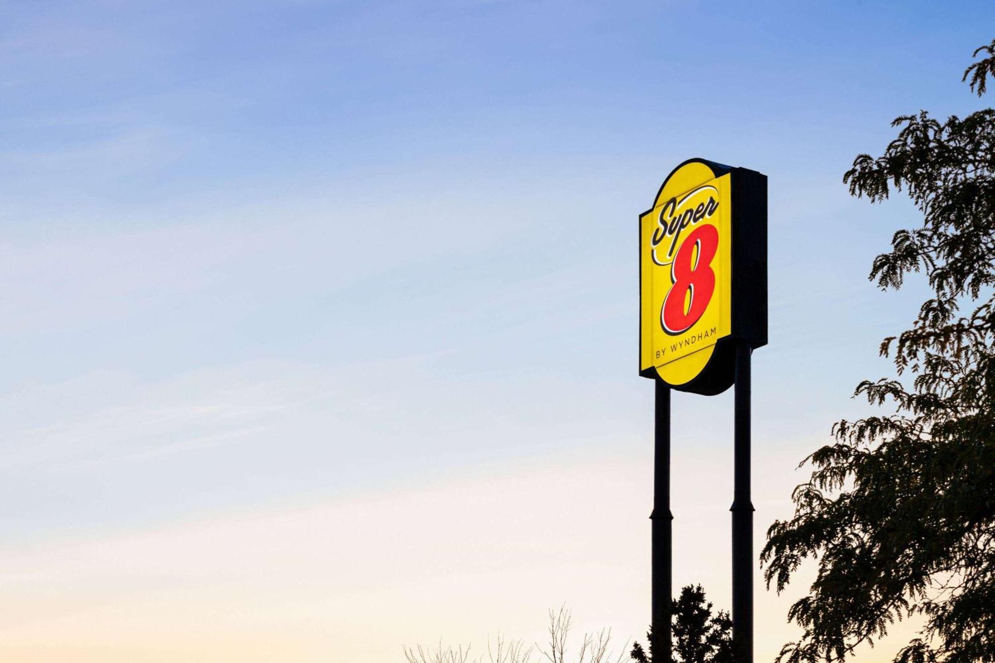 Super 8 By Wyndham Germantown/Milwaukee Hotel Buitenkant foto