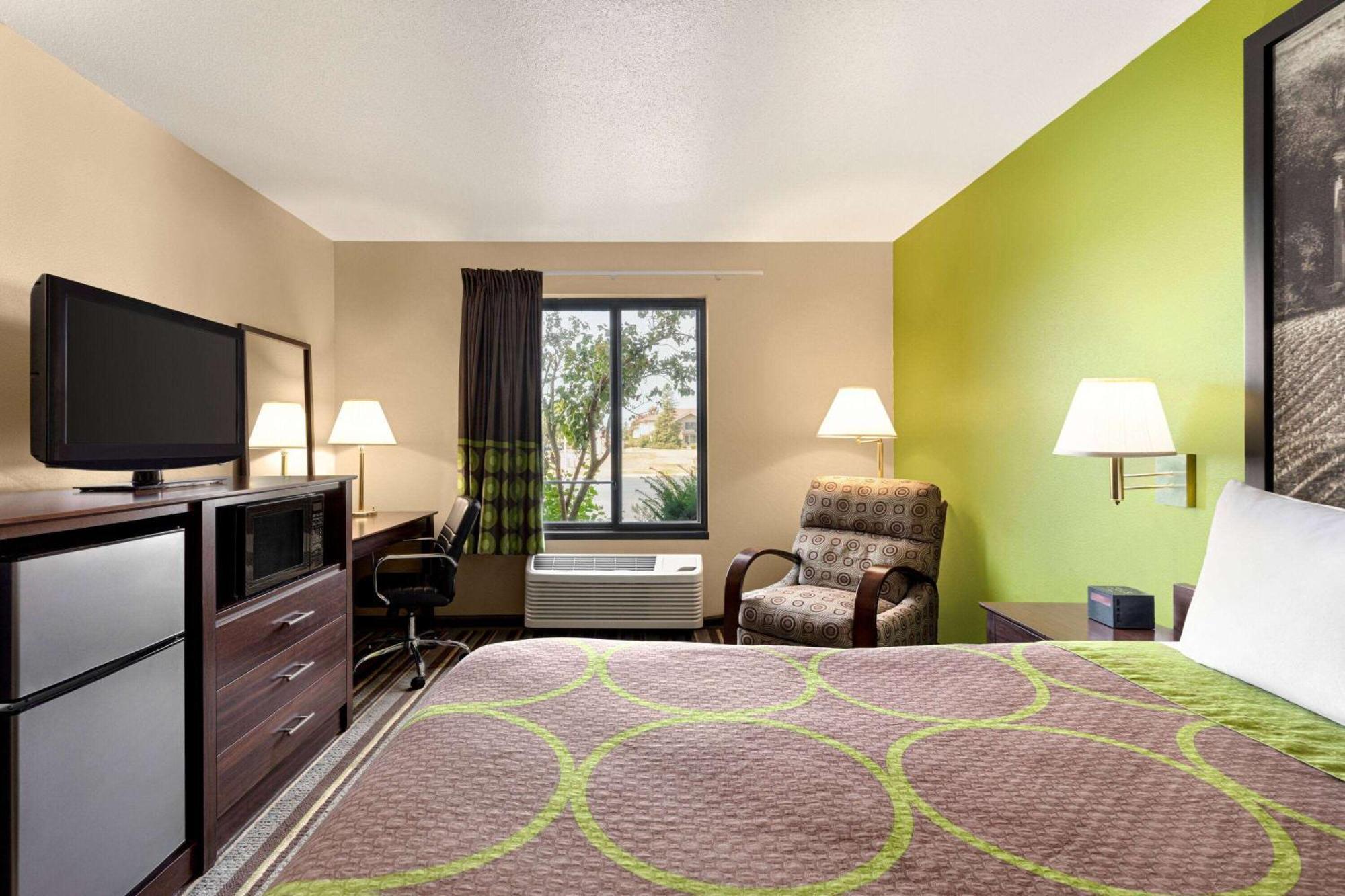 Super 8 By Wyndham Germantown/Milwaukee Hotel Buitenkant foto