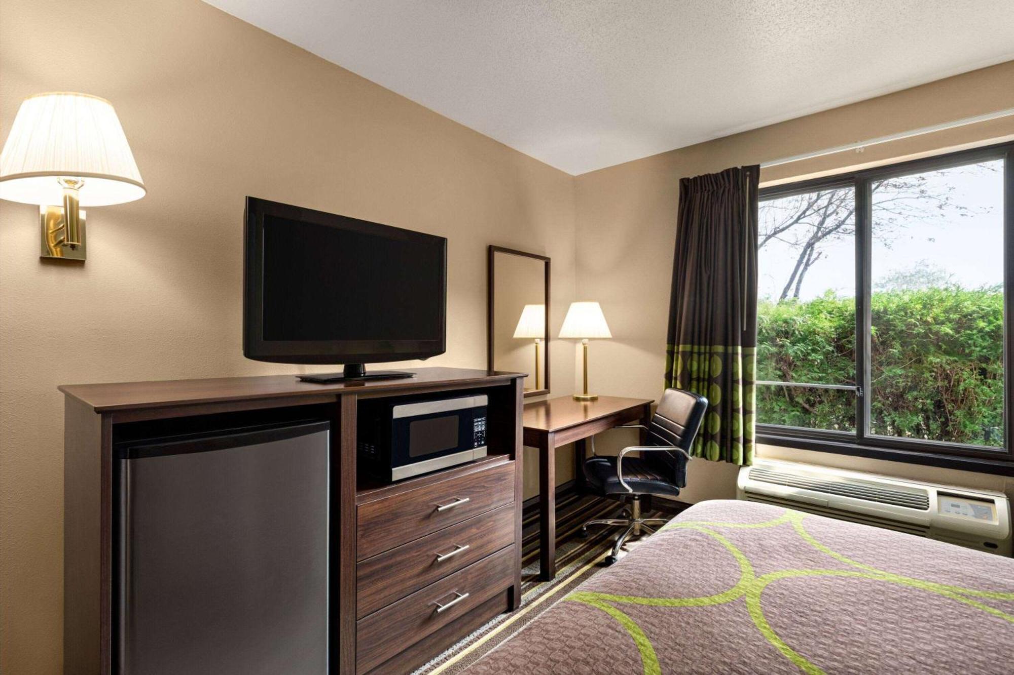 Super 8 By Wyndham Germantown/Milwaukee Hotel Buitenkant foto