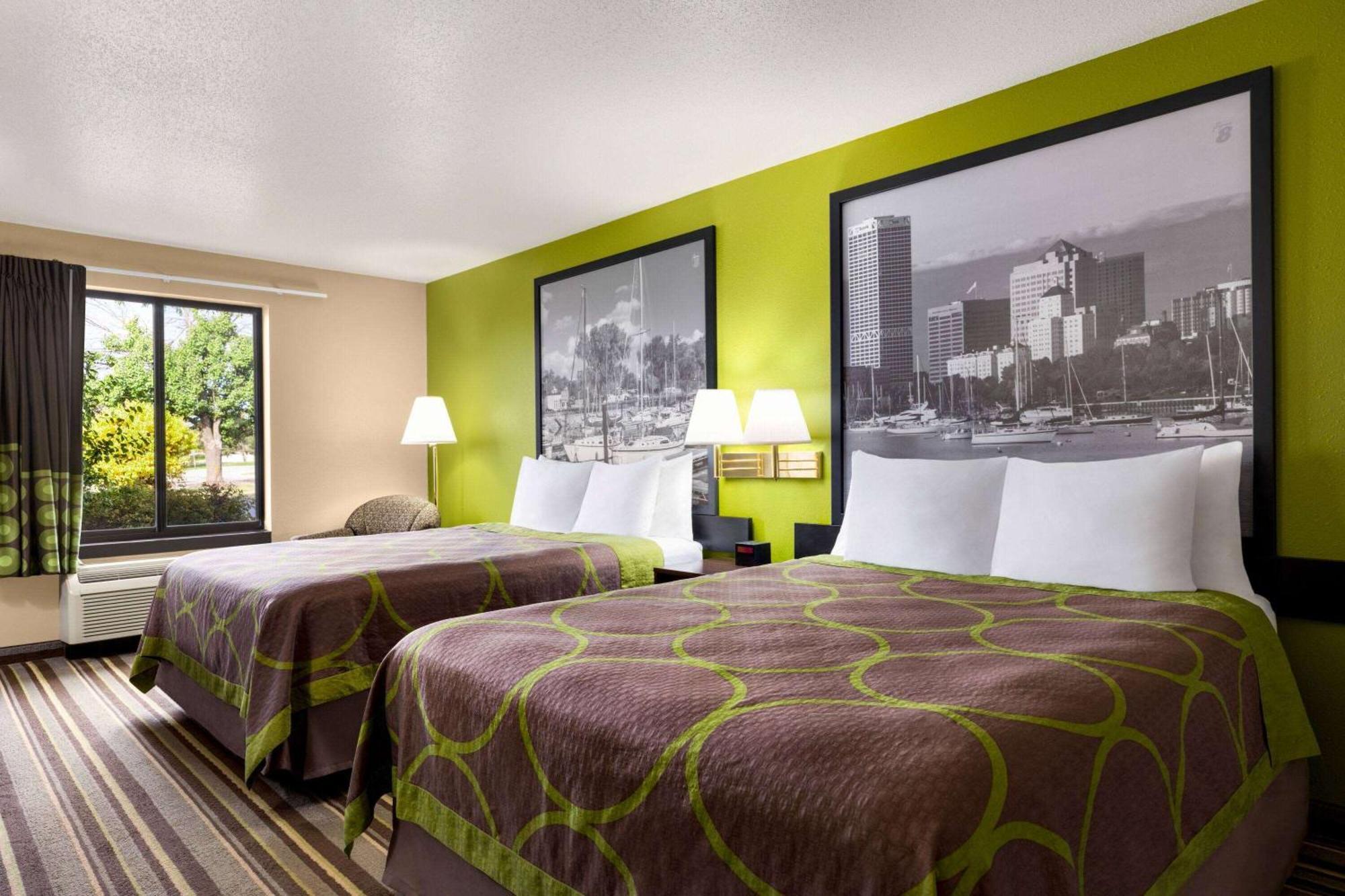 Super 8 By Wyndham Germantown/Milwaukee Hotel Buitenkant foto