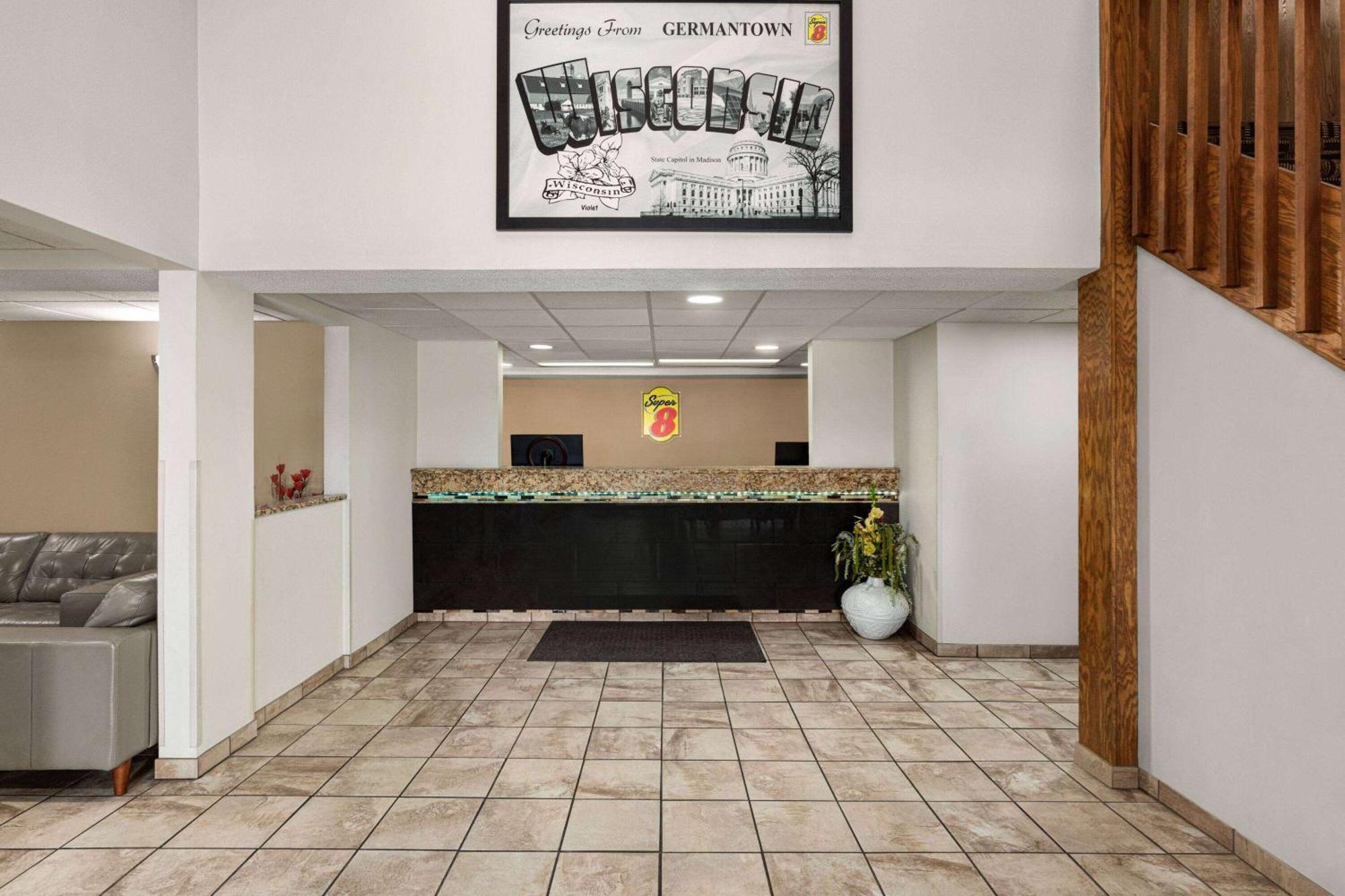 Super 8 By Wyndham Germantown/Milwaukee Hotel Buitenkant foto