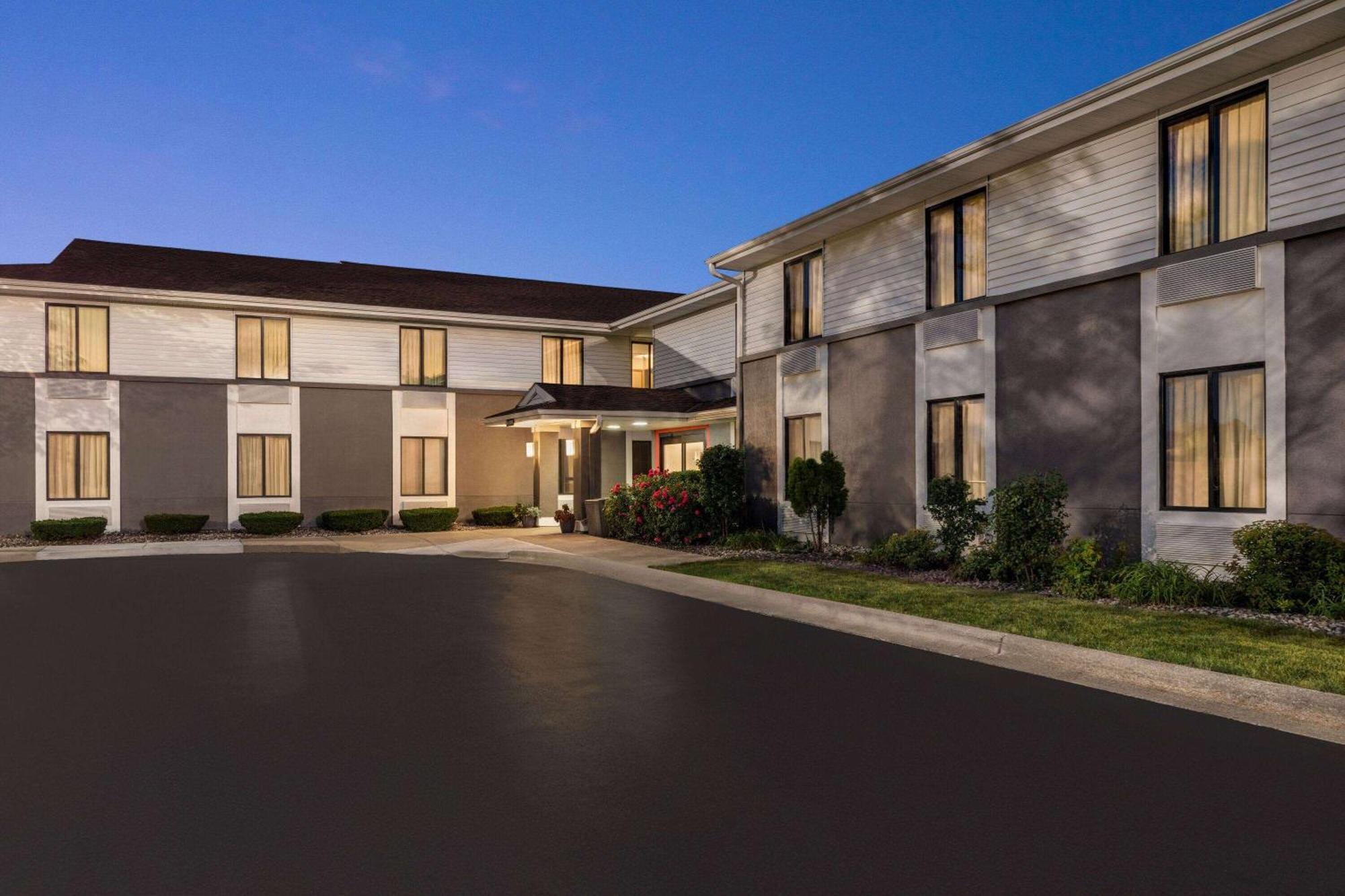 Super 8 By Wyndham Germantown/Milwaukee Hotel Buitenkant foto