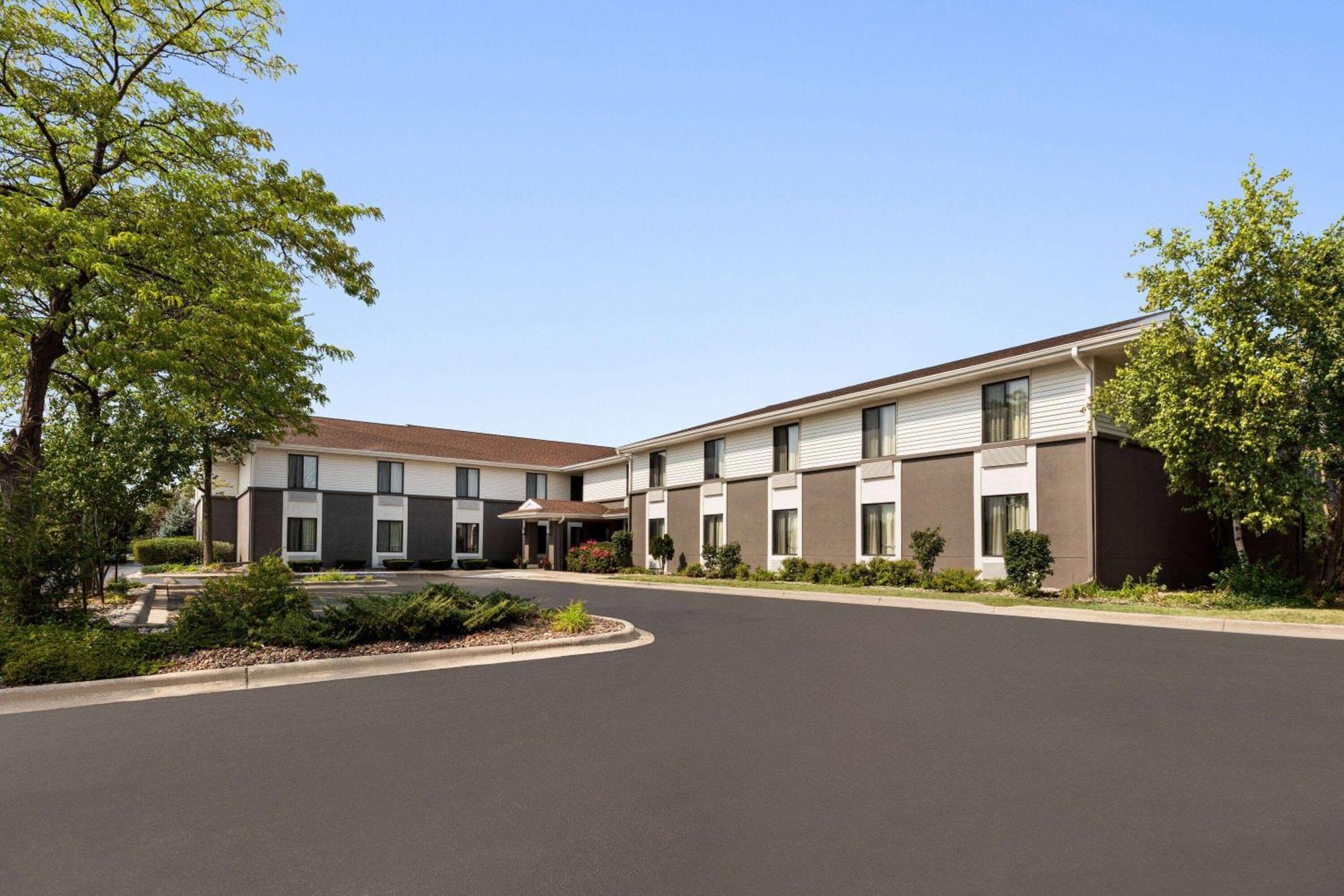 Super 8 By Wyndham Germantown/Milwaukee Hotel Buitenkant foto