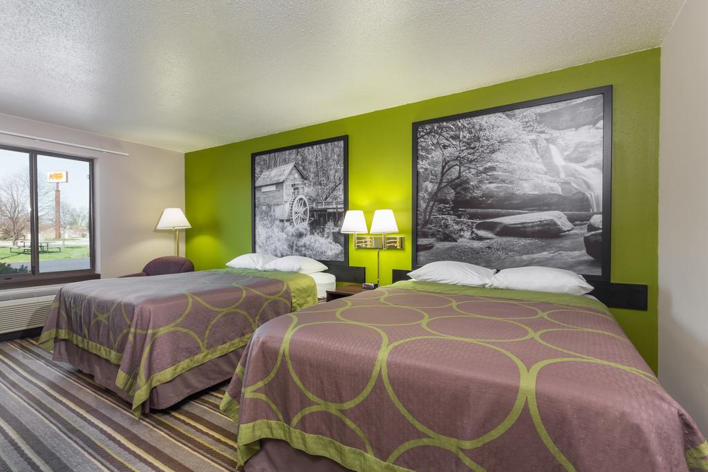 Super 8 By Wyndham Germantown/Milwaukee Hotel Buitenkant foto