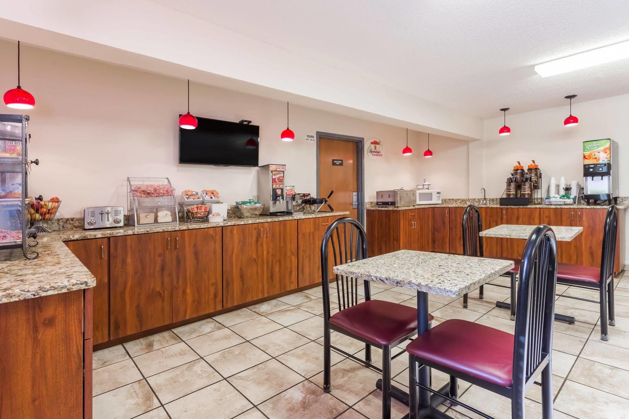 Super 8 By Wyndham Germantown/Milwaukee Hotel Buitenkant foto
