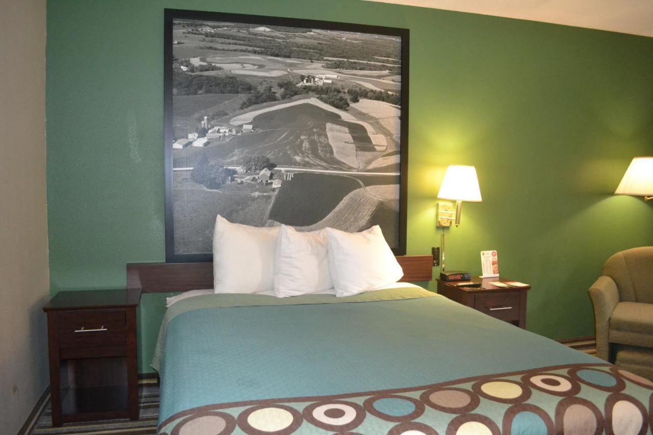 Super 8 By Wyndham Germantown/Milwaukee Hotel Buitenkant foto