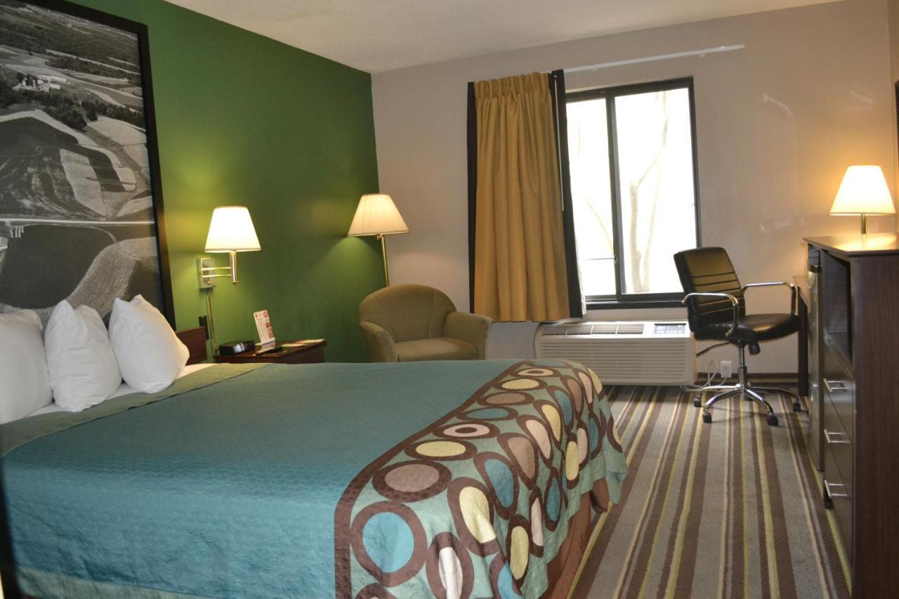 Super 8 By Wyndham Germantown/Milwaukee Hotel Buitenkant foto