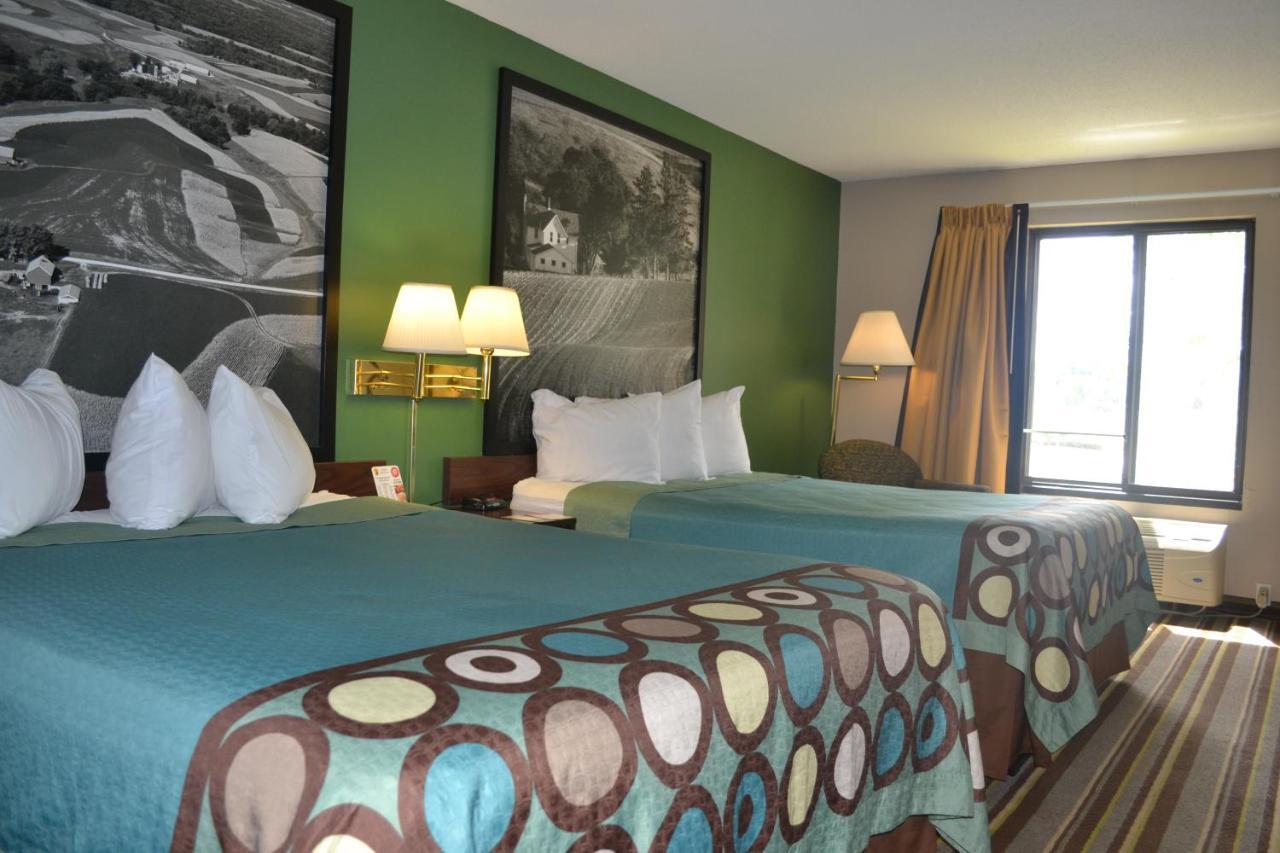 Super 8 By Wyndham Germantown/Milwaukee Hotel Buitenkant foto