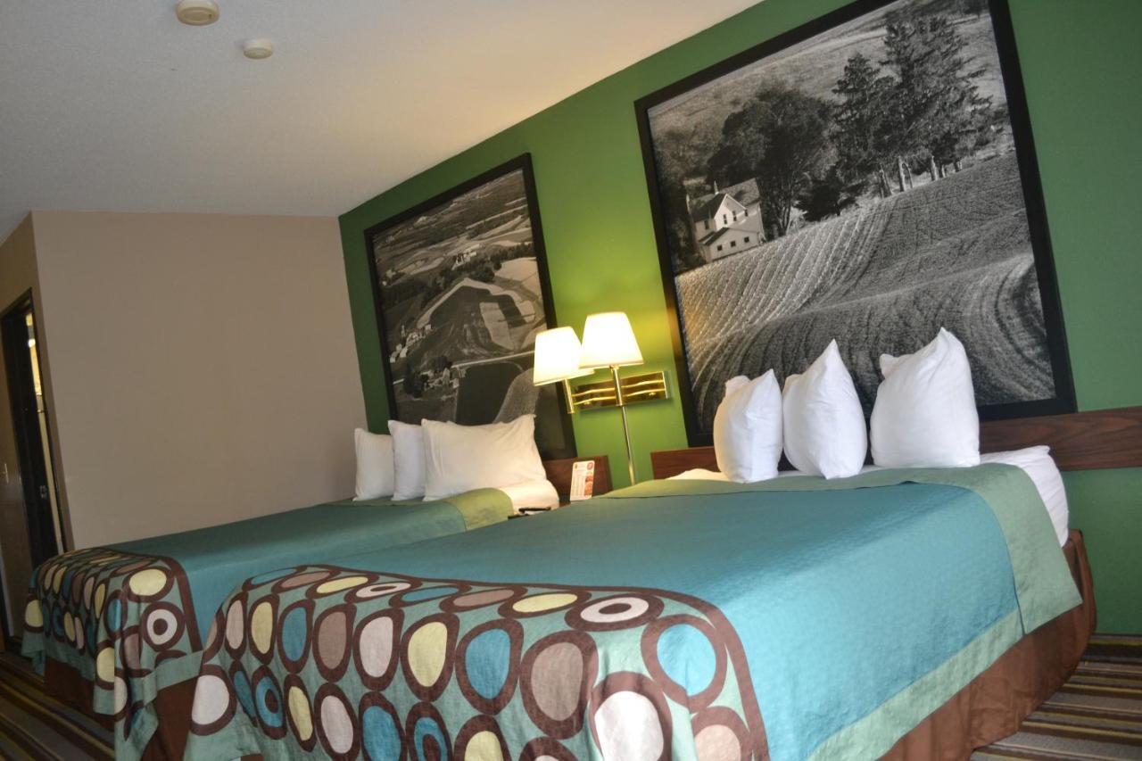 Super 8 By Wyndham Germantown/Milwaukee Hotel Buitenkant foto