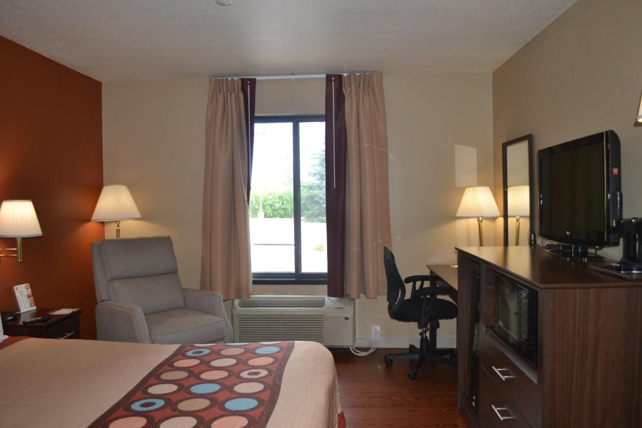 Super 8 By Wyndham Germantown/Milwaukee Hotel Buitenkant foto