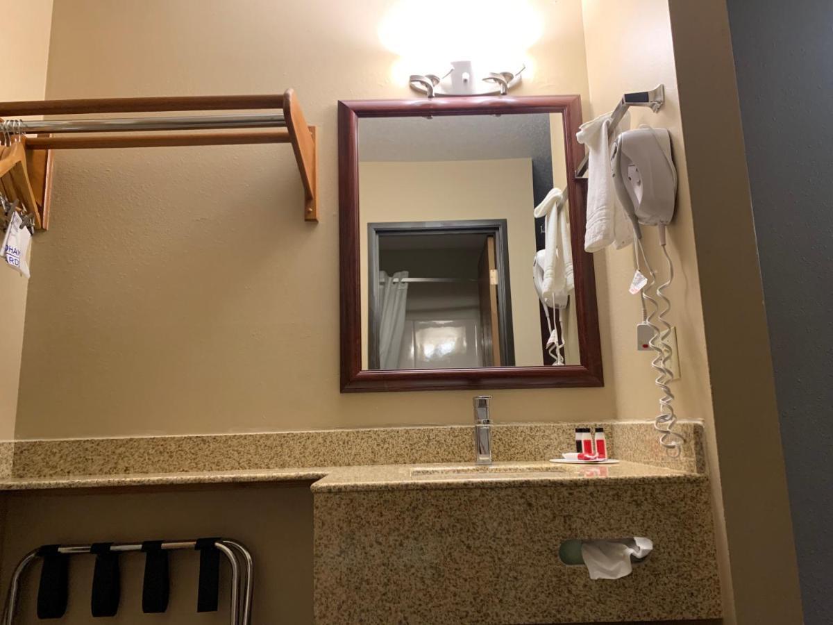 Super 8 By Wyndham Germantown/Milwaukee Hotel Buitenkant foto
