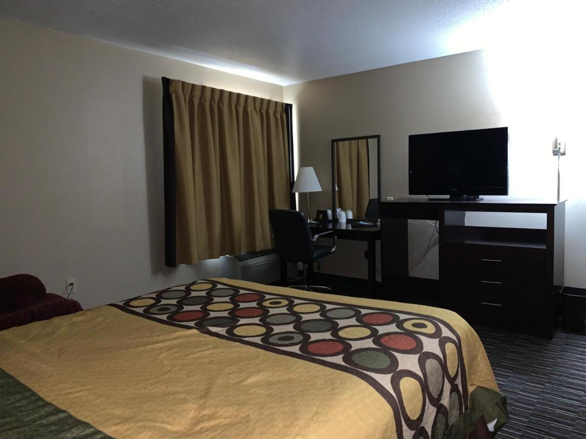Super 8 By Wyndham Germantown/Milwaukee Hotel Buitenkant foto