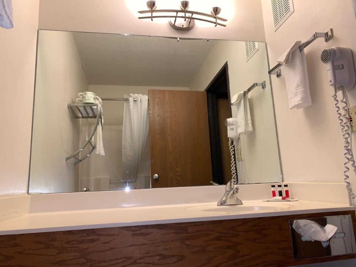Super 8 By Wyndham Germantown/Milwaukee Hotel Buitenkant foto